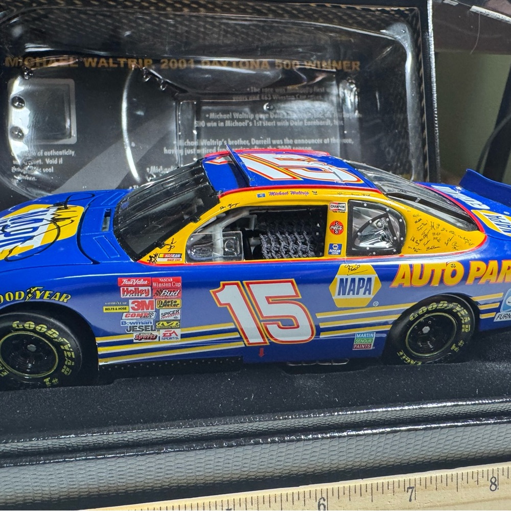 NASCAR Autographed Michael Waltrip Napa Daytona Raced 2001  Elite model 1:24 - Picture 3 of 8